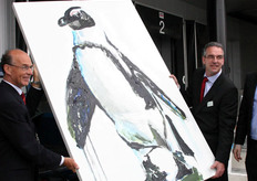 Klaas de Jong en Eric Vernooij met de nieuwste aanwinst voor het nieuwe pand.