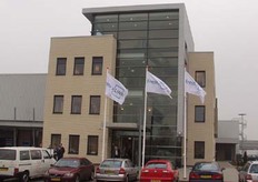 ISO 9001- en HACCP certificaat voor Fresh Link Fresh Link, logistieke dienstverlener in de verssector in Venlo, heeft 6 maart uit handen van Ron Bleijswijk, directeur van Ecas, officieel het ISO 9001- en HACCP certificaat ontvangen. Ron Bleijswijk overhandigde dit certificaat aan Rob Stoll, directeur van Fresh Link. Hiermee sluit Fresh Link een intensief traject met trots af. De normering is namelijk verkregen tijdens een periode van renovatie en verbouwing. Fresh Link startte ruim een jaar geleden met het met het ISO-en HACCP traject. Concreet betekent dit dat alle processen bij Fresh Link in kaart werden gebracht. Denk hierbij aan het inslag- en uitslagproces en de procedure bij klachten. Vanaf nu mag Fresh Link zich dus ISO-en HACCP gecertificeerd noemen. Dit houdt in dat de diensten van Fresh Link voldoen aan een bepaalde kwaliteitsnorm. Hierdoor is Fresh Link in staat diensten te leveren die voldoen aan de eisen van haar klanten. Fresh Link ontving het certificaat tijdens de offic