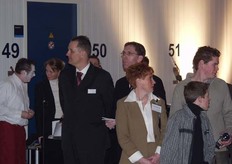 Sprekers wachten om het podium te betreden