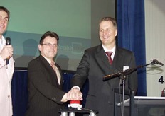 Jan Janssen, manager ZON Vastgoed en Rob Stoll verrichten de openingshandeling