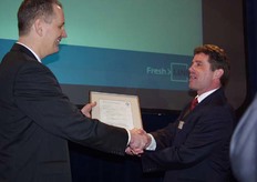 Rob Stoll ontvangt het begeerde certificaat
