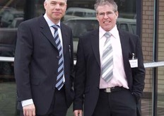 Jos Kerres en Ton Derix poseren voor hun nieuwe kantoor. Zij maakten van de gelegenheid gebruik om de bezoekers kennis te maken van hun samenwerking: Derix FreshTrans