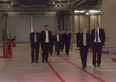 Rondleiding door de loods. Het wandelpad werd gemarkeerd door rode streep.