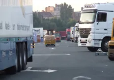 Vrachtwagens reden af en aan.