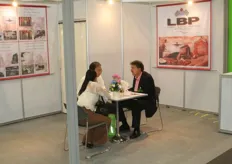 Anton Filippo van LBP Rotterdam in gesprek met mogelijke Aziatische klant. Anton sprak van een geslaagde beurs