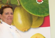 Dawn Gray toont nieuwe appelras ENVY met op achtergrond alle ENZA Sunrising kiwi-variëteiten.