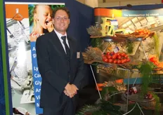 Bert van Tol van Green Agro Control laat op zijn stand aan telers zien dat hij objectief kan maken dat het product gezond is.