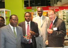 Willem Baljeu omringt door vertegenwoordigers van Rwanda