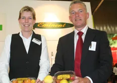 Joke Vreugdenhil en Jan van Heijningen met citroen- en perziktomaat
