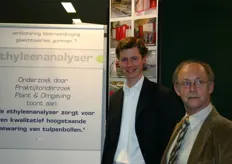 Stagiair, Martijn Landweer, en zijn mentor Eric de Haas van Hatech. Hatech heeft gasdetectietechniek.