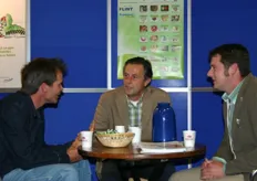 Gijsbert Hakkert, Wes Jansen en John Smets bespreker de voor- en nadelen van Runner. Dat is de nieuwe rupsenbestrijder van Bayer.