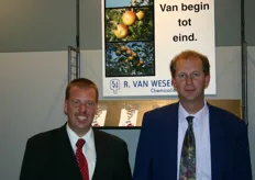 De gezamenlijke stand van R. van Wesemael en Agroburen is bemand door Jan van Dillen en Tonny van Kessel.