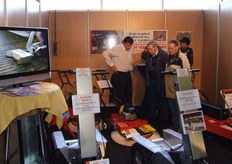 Geurt Bosch geeft uitleg over de veegmachines.