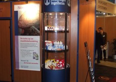 Vitrine met diergeneesmiddelen.