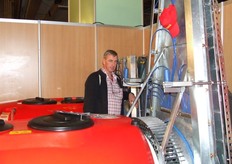 Pim Horden tussen de boomgaardspuiten.