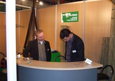 Alex van Nifterik denkt en schrijft, Martin Wigger kijkt toe.