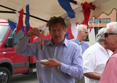 William neemt zijn eerste haring