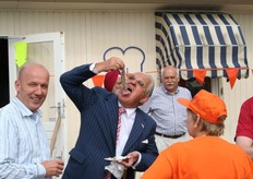 Paul geniet als Jan zijn 8ste haring naar binnen werkt