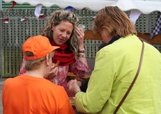 Dames zoeken elkaar op