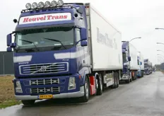 Lange rijen vrachtauto's markeerden de toegang naar het nieuwe pand