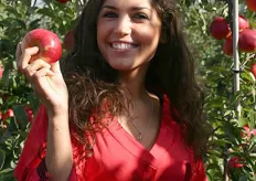 "Het is een lekkere stevige appel en ziet er ook nog eens erg smakelijk uit. Ik houd van appels en zeker als ze zo lekker zijn", zei Yolanthe Cabau van Kasbergen over Kanzi."