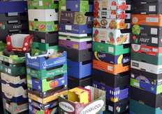 De door De Jong Verpakkingen geproduceerde dozen stonden allemaal opgestapeld.