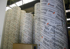 Rollen met papier. Het hebben van een eigen golfkartonmachine biedt veel voordelen. Ook op logistiek gebied, want 1 vrachtwagen kan voldoende papier meenemen voor 4 vrachtwagens met golfkarton.