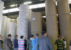 Op deze foto is goed te zien hoe groot deze rollen eigenlijk zijn.