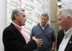 Kees de Jong geeft uitleg over de golfkartonmachine, want daar is iedereen razend benieuwd naar.