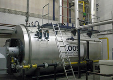 Stoomketel maakt stoom aan om machine te verwarmen en voor de productie van het karton.