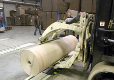 Speciale heftrucks voor de rollen papier.