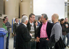 Henk de Jong in gesprek met onder andere Erik Helderman.