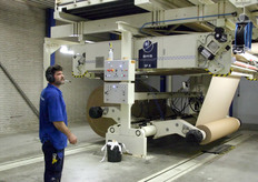 De golfkartonmachine beschikt over vijf partimenten, omdat golfkarton uit vijf lagen bestaat. Ieder partiment beschikt over twee rollen, zodat er continu gedraaid kan worden.