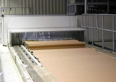 Twee lagen, waarvan een vlakke en een met een ribbeltje, worden aan elkaar geplakt. Twee van deze lagen worden vervolgens met een tussenlaag op elkaar geplakt. Het resultaat heet golfkarton.