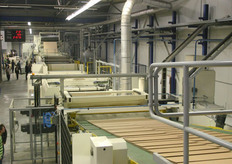 De platen worden naar boven getransporteerd om daar gestapeld te worden.