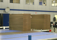 Stapels met zelf geproduceerd golfkarton