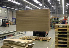 De stapels worden vervolgens op twee pallets gelegd.
