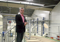 Henk de Jong is trots op zijn eigen golfkartonmachine.