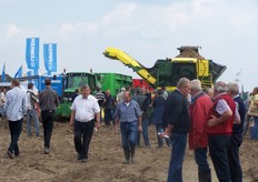Er was veel interesse voor de demonstratie van het aardappelen rooien.
