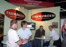 De stand van Farm Frites waar een biertje wordt genuttigd...