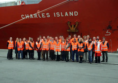 Groepsfoto voor de Charles Island. Op deze foto vertegenwoordigers van Max Havelaar-organisaties uit Finland, Denemarken, Duitsland, Frankrijk, Zwitserland, Nederland, België, Italië en het Verenigd Koninkrijk.