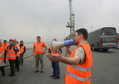 Ben Huyghe, hoofd sourcing van AgroFair, spreekt de aanwezigen toe op de pier.