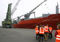 Op weg naar de Charles Island, met een lengte van 180 meter en een breedte van 25 meter een van de grootste reefers in zijn soort.
