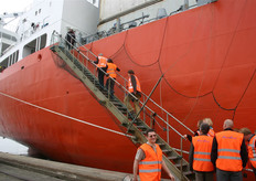 De vertegenwoordigers gaan aan boord van de Charles Island.