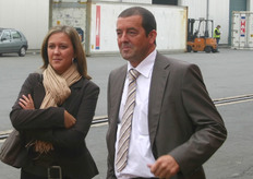 Erik Goetschalckx van Bonita arriveert bij de Charles Island. Hoewel een gedeelte van de lading Fair Trade-bananen betreft, zijn de meeste bananen bestemd voor Bonita.