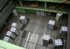 Een kijkje in het ruim van de Charles Island. De verschillende verdiepingen in het ruim maken van de Charles Island een echte bananenboot.