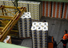 De pallets worden klaar gezet om uit het ruim getakeld te worden.