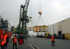 De pallets worden op de pier neergezet.