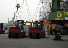 Vervolgens komen speciale heftrucks de pallets ophalen. Deze heftrucks kunnen vier pallets tegelijkertijd meenemen.