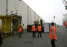 De pallets worden het magazijn ingereden voor kwaliteitsinspectie.